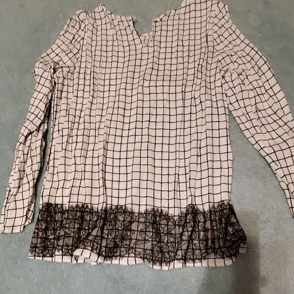 New!!! Beautiful Top - Picture 2 of 3